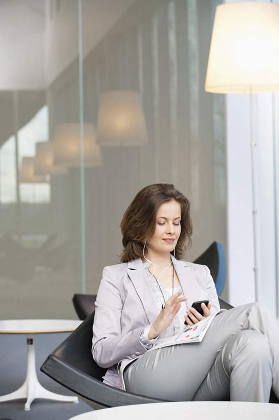 西方人,一个人,商务人士,商务女性,坐,竖图,室内,白天,正面,陶醉,快乐,满意,幸福,沙发,桌子,照明,欧洲,欧洲人,仅一个女性,仅一个人,握,阴影,套装,反射,影子,墙,灯光,音响,音乐,二郎腿,听,音乐播放器,注视,娱乐,顶灯,墙壁,墙面,灯,一个,耳机,灯具,观察,看,仅一个中年女性,享受,休闲,放松,握着,单个,观看,照亮,察看,舒适,享乐,照明设备,关注,商务装,MP3播放器,布艺沙发,工薪阶层,女人,女性,中年女性,白种人,白领,上班族,坐着,半身,彩图,播放器,沉醉