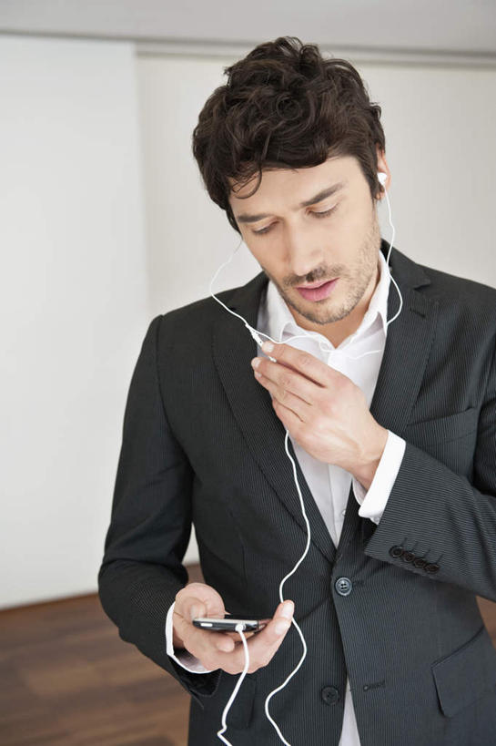 西方人,一个人,商务人士,商务男性,站,说,打电话,竖图,室内,白天,正面,衬衫,讨论,快乐,满意,幸福,地板,电话,手机,欧洲,欧洲人,仅一个男性,仅一个人,仅一个中年男性,握,阴影,套装,反射,影子,墙,音响,地面,音乐,注视,娱乐,通讯设备,木地板,墙壁,墙面,白色,耳机,观察,看,站着,享受,休闲,放松,握着,观看,察看,舒适,享乐,关注,商务装,工薪阶层,一部,交流,男人,男性,中年男性,白种人,白领,上班族,沟通,讲话,交谈,商讨,说话,谈话,通话,站立,半身,彩图,衬衣