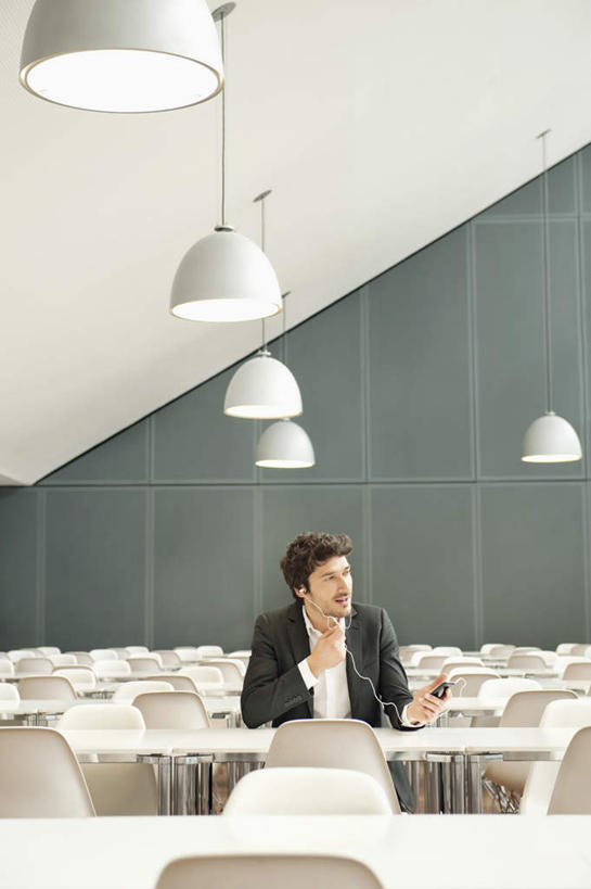 西方人,一个人,商务人士,商务男性,办公室,坐,说,打电话,竖图,室内,白天,正面,衬衫,讨论,快乐,满意,幸福,窗户,家具,落地窗,桌子,电话,手机,椅子,照明,欧洲,欧洲人,仅一个男性,仅一个人,仅一个中年男性,一排,许多,握,阴影,套装,整齐,反射,影子,办公桌,墙,灯光,音响,音乐,注视,娱乐,通讯设备,顶灯,玻璃窗,墙壁,墙面,灯,排列,耳机,会议椅,灯具,观察,看,享受,休闲,放松,握着,观看,办公椅,照亮,察看,舒适,享乐,照明设备,队列,关注,商务装,工薪阶层,一部,办公家具,商务椅,培训椅,交流,男人,男性,中年男性,白种人,白领,上班族,沟通,讲话,交谈,商讨,说话,谈话,通话,坐着,半身,彩图,衬衣