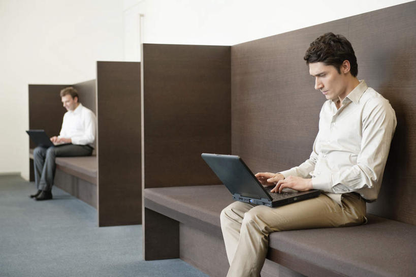 西方人,两个人,同事,商务人士,商务男性,坐,横图,室内,白天,侧面,衬衫,成功,合作,团队,集体,信心,电脑,笔记本电脑,椅子,欧洲,欧洲人,敲打,阴影,套装,反射,网络,影子,墙,注视,输入,通讯设备,队伍,墙壁,墙面,白色,打字,观察,看,观看,点击,敲击,两台,察看,无线,领导,成就,关注,通信设备,商务装,无线网络,合伙,领袖,无线上网,便携式电脑,工薪阶层,按键,手提电脑,男人,男性,年轻男性,中年男性,白种人,白领,上班族,坐着,半身,彩图,衬衣