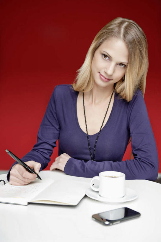 西方人,一个人,商务人士,商务女性,办公室,坐,笑,打电话,微笑,竖图,室内,白天,正面,家具,桌子,杯子,餐具,电话,手机,书籍,项链,欧洲,欧洲人,仅一个年轻女性,仅一个女性,仅一个人,一条,握,阴影,红色背景,套装,反射,笔,瓷器,碟子,盘,影子,办公桌,墙,办公用品,咖啡杯,陶瓷制品,注视,通讯设备,墙壁,墙面,文具,装饰品,红色,盘子,饰品,首饰,学习用品,碟,观察,看,握着,观看,文具用品,一支,察看,关注,瓷杯,商务装,工薪阶层,一部,办公家具,交流,年轻女性,女人,女性,白种人,白领,上班族,书,图书,沟通,通话,坐着,半身,彩图