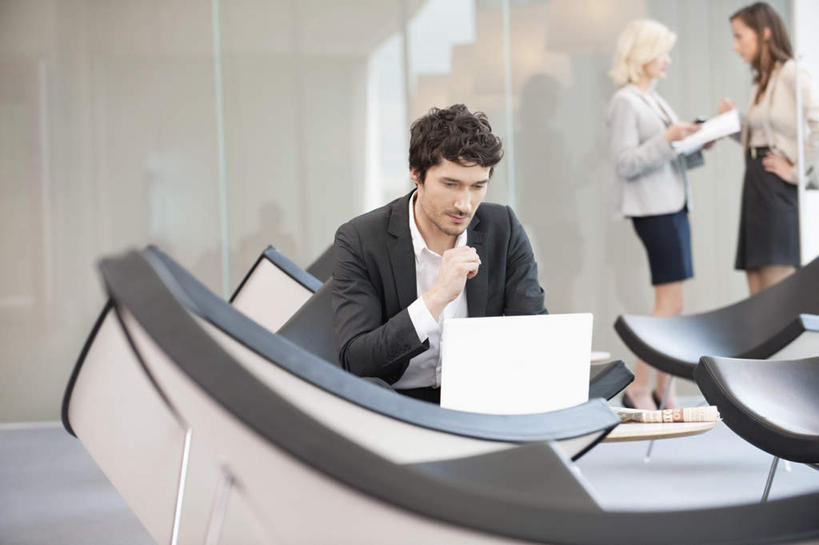 西方人,三个人,同事,商务人士,商务男性,商务女性,站,坐,说,横图,室内,白天,正面,衬衫,讨论,成功,合作,团队,集体,信心,电脑,笔记本电脑,沙发,欧洲,欧洲人,撑,阴影,套装,反射,网络,材料,档案,文件,影子,墙,托腮,通讯设备,队伍,相视,墙壁,墙面,资料,托,站着,思考,面对面,对视,一台,无线,领导,互视,成就,托下巴,文档,通信设备,相对,商务装,无线网络,合伙,领袖,布艺沙发,无线上网,便携式电脑,工薪阶层,相看,思虑,交流,手提电脑,男人,男性,年轻女性,女人,女性,中年男性,白种人,白领,上班族,沟通,讲话,交谈,商讨,说话,谈话,站立,坐着,半身,彩图,衬衣