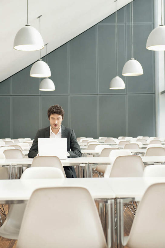 西方人,一个人,商务人士,商务男性,办公室,坐,竖图,室内,白天,正面,衬衫,电脑,笔记本电脑,窗户,家具,落地窗,桌子,椅子,照明,欧洲,欧洲人,仅一个男性,仅一个人,仅一个中年男性,一排,许多,阴影,套装,整齐,反射,网络,影子,办公桌,墙,灯光,注视,通讯设备,顶灯,玻璃窗,墙壁,墙面,灯,排列,会议椅,灯具,低头,观察,看,观看,一台,办公椅,照亮,察看,无线,照明设备,队列,关注,通信设备,商务装,无线网络,无线上网,便携式电脑,工薪阶层,办公家具,商务椅,培训椅,垂头,手提电脑,男人,男性,中年男性,白种人,白领,上班族,坐着,半身,彩图,衬衣