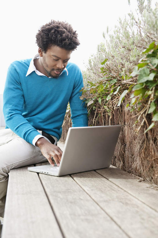 西方人,一个人,商务人士,商务男性,坐,竖图,室外,白天,正面,衬衫,电脑,笔记本电脑,草地,草坪,植物,叶子,椅子,欧洲,非洲,黑人,欧洲人,仅一个男性,仅一个人,敲打,套装,网络,木椅,绿叶,注视,输入,通讯设备,草,仅一个年轻男性,绿色,打字,低头,观察,看,嫩叶,观看,点击,一台,敲击,察看,无线,关注,通信设备,商务装,无线网络,无线上网,便携式电脑,工薪阶层,按键,手提电脑,男人,男性,年轻男性,非洲人,白领,上班族,叶,叶片,坐着,半身,彩图,衬衣