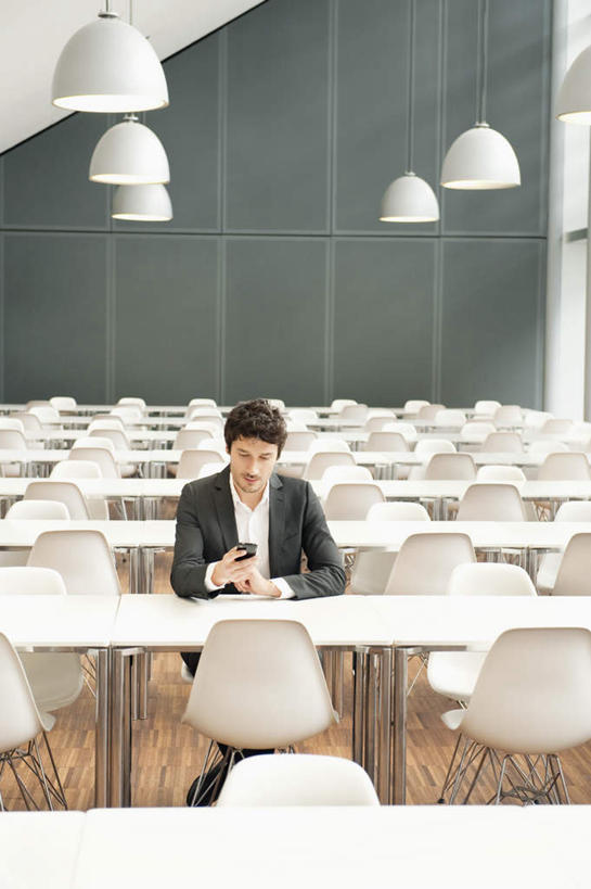 西方人,一个人,商务人士,商务男性,办公室,坐,打电话,竖图,室内,白天,正面,衬衫,窗户,家具,落地窗,桌子,电话,手机,椅子,照明,欧洲,欧洲人,仅一个男性,仅一个人,仅一个中年男性,一排,许多,握,阴影,套装,整齐,反射,影子,办公桌,墙,灯光,注视,通讯设备,顶灯,玻璃窗,墙壁,墙面,灯,排列,会议椅,灯具,低头,观察,看,握着,观看,办公椅,照亮,察看,照明设备,队列,关注,商务装,工薪阶层,一部,办公家具,商务椅,培训椅,垂头,交流,男人,男性,中年男性,白种人,白领,上班族,沟通,通话,坐着,彩图,全身,衬衣