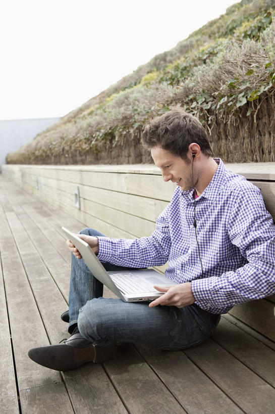 西方人,一个人,商务人士,商务男性,坐,盘腿,竖图,室外,白天,侧面,衬衫,快乐,满意,幸福,电脑,笔记本电脑,树林,植物,地板,欧洲,欧洲人,仅一个男性,仅一个人,套装,网络,音响,地面,音乐,注视,娱乐,通讯设备,木地板,树,树木,仅一个年轻男性,绿色,自然,耳机,低头,观察,看,享受,休闲,放松,生长,成长,观看,一台,察看,无线,舒适,享乐,关注,通信设备,商务装,无线网络,无线上网,便携式电脑,工薪阶层,手提电脑,男人,男性,年轻男性,白种人,白领,上班族,盘腿而坐,盘膝,盘着腿的,盘着腿坐,双腿交叉,坐着,彩图,全身,衬衣