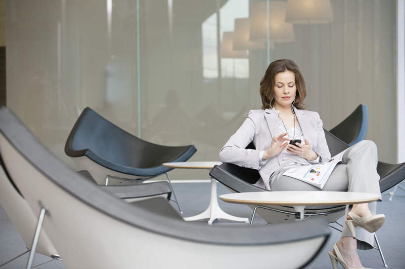 西方人,一个人,商务人士,商务女性,坐,横图,室内,白天,正面,陶醉,快乐,满意,幸福,沙发,桌子,照明,欧洲,欧洲人,仅一个女性,仅一个人,握,阴影,套装,反射,影子,墙,灯光,音响,音乐,二郎腿,听,音乐播放器,注视,娱乐,顶灯,墙壁,墙面,灯,一个,耳机,灯具,观察,看,仅一个中年女性,享受,休闲,放松,握着,单个,观看,照亮,察看,舒适,享乐,照明设备,关注,商务装,MP3播放器,布艺沙发,工薪阶层,女人,女性,中年女性,白种人,白领,上班族,坐着,彩图,全身,播放器,沉醉