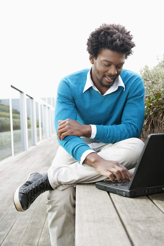 西方人,一个人,商务人士,商务男性,坐,竖图,室外,白天,正面,衬衫,电脑,笔记本电脑,草地,草坪,植物,叶子,椅子,欧洲,非洲,黑人,欧洲人,仅一个男性,仅一个人,敲打,套装,网络,木椅,绿叶,注视,输入,通讯设备,草,仅一个年轻男性,绿色,打字,低头,观察,看,嫩叶,观看,点击,一台,敲击,察看,无线,关注,通信设备,商务装,无线网络,无线上网,便携式电脑,工薪阶层,按键,手提电脑,男人,男性,年轻男性,非洲人,白领,上班族,叶,叶片,坐着,半身,彩图,衬衣