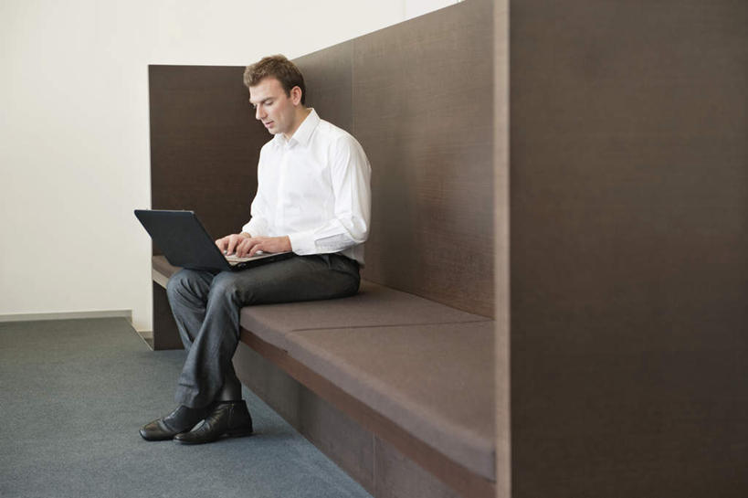 西方人,一个人,商务人士,商务男性,坐,横图,室内,白天,侧面,衬衫,电脑,笔记本电脑,椅子,欧洲,欧洲人,仅一个男性,仅一个人,仅一个中年男性,敲打,阴影,套装,朦胧,模糊,反射,网络,影子,墙,注视,输入,通讯设备,墙壁,墙面,打字,低头,观察,看,观看,点击,一台,敲击,察看,无线,关注,通信设备,商务装,无线网络,无线上网,便携式电脑,工薪阶层,按键,手提电脑,男人,男性,中年男性,白种人,白领,上班族,坐着,彩图,全身,衬衣