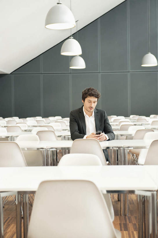 西方人,一个人,商务人士,商务男性,办公室,坐,打电话,竖图,室内,白天,正面,衬衫,窗户,家具,落地窗,桌子,电话,手机,椅子,照明,欧洲,欧洲人,仅一个男性,仅一个人,仅一个中年男性,一排,许多,敲打,握,阴影,套装,整齐,反射,影子,办公桌,墙,灯光,注视,输入,通讯设备,顶灯,玻璃窗,墙壁,墙面,灯,排列,会议椅,灯具,打字,低头,观察,看,握着,观看,点击,敲击,办公椅,照亮,察看,照明设备,队列,关注,商务装,工薪阶层,一部,办公家具,商务椅,培训椅,垂头,交流,按键,男人,男性,中年男性,白种人,白领,上班族,沟通,通话,坐着,彩图,全身,衬衣