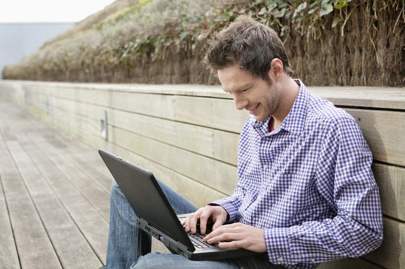 西方人,一个人,商务人士,商务男性,坐,笑,盘腿,微笑,露齿笑,横图,室外,白天,侧面,衬衫,电脑,笔记本电脑,树林,植物,地板,欧洲,欧洲人,仅一个男性,仅一个人,套装,网络,地面,注视,通讯设备,木地板,树,树木,仅一个年轻男性,绿色,自然,低头,观察,看,生长,成长,观看,一台,察看,无线,关注,通信设备,商务装,无线网络,无线上网,便携式电脑,工薪阶层,手提电脑,男人,男性,年轻男性,白种人,白领,上班族,盘腿而坐,盘膝,盘着腿的,盘着腿坐,双腿交叉,坐着,半身,彩图,衬衣