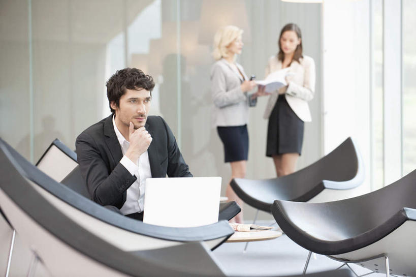 西方人,三个人,同事,商务人士,商务男性,商务女性,站,坐,说,横图,室内,白天,正面,衬衫,讨论,成功,合作,团队,集体,信心,电脑,笔记本电脑,沙发,欧洲,欧洲人,撑,阴影,套装,反射,网络,材料,档案,文件,影子,墙,托腮,通讯设备,队伍,相视,墙壁,墙面,资料,托,站着,思考,面对面,对视,一台,无线,领导,互视,成就,托下巴,文档,通信设备,相对,商务装,无线网络,合伙,领袖,布艺沙发,无线上网,便携式电脑,工薪阶层,相看,思虑,交流,手提电脑,男人,男性,年轻女性,女人,女性,中年男性,白种人,白领,上班族,沟通,讲话,交谈,商讨,说话,谈话,站立,坐着,半身,彩图,衬衣