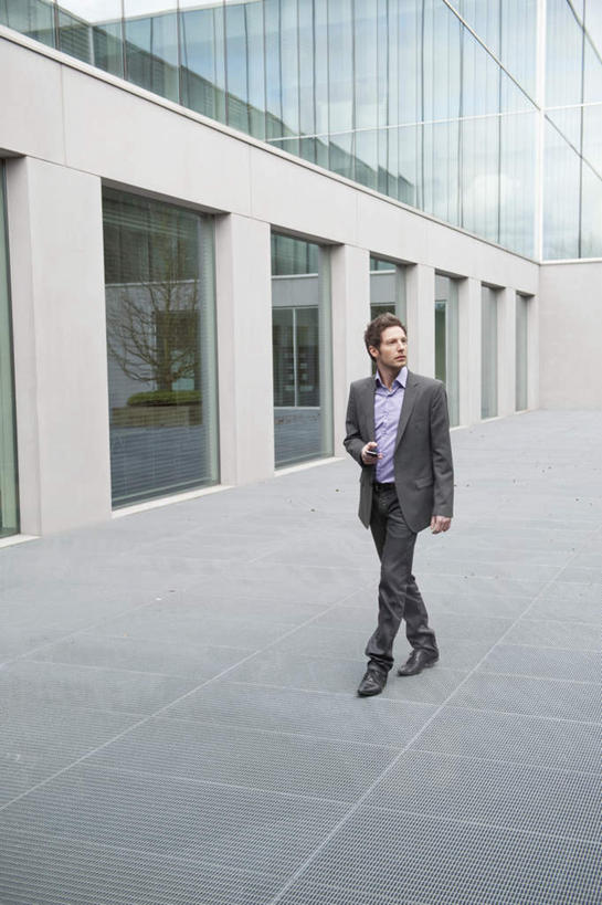 西方人,一个人,商务人士,商务男性,走,打电话,竖图,室外,白天,正面,衬衫,窗户,落地窗,电话,手机,欧洲,欧洲人,仅一个男性,仅一个人,一排,许多,握,阴影,套装,整齐,光线,影子,柱子,注视,通讯设备,玻璃窗,排列,仅一个年轻男性,阳光,观察,看,握着,观看,察看,队列,关注,商务装,玻璃幕墙,工薪阶层,一部,交流,男人,男性,年轻男性,白种人,白领,上班族,步行,沟通,散步,抬头,通话,仰头,走路,彩图,全身,衬衣