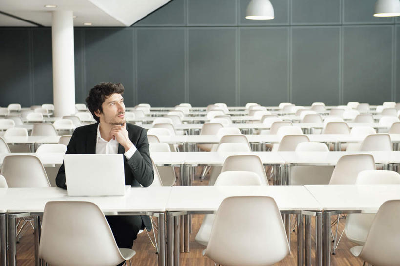 西方人,一个人,商务人士,商务男性,办公室,坐,横图,室内,白天,正面,衬衫,电脑,笔记本电脑,窗户,家具,落地窗,桌子,椅子,照明,欧洲,欧洲人,仅一个男性,仅一个人,仅一个中年男性,一排,许多,撑,阴影,套装,整齐,反射,网络,影子,办公桌,墙,灯光,扭头,托腮,注视,通讯设备,顶灯,玻璃窗,墙壁,墙面,灯,排列,会议椅,灯具,观察,看,托,转头,观看,一台,办公椅,照亮,察看,无线,照明设备,队列,关注,托下巴,通信设备,商务装,无线网络,无线上网,便携式电脑,工薪阶层,办公家具,商务椅,培训椅,手提电脑,男人,男性,中年男性,白种人,白领,上班族,坐着,半身,彩图,衬衣