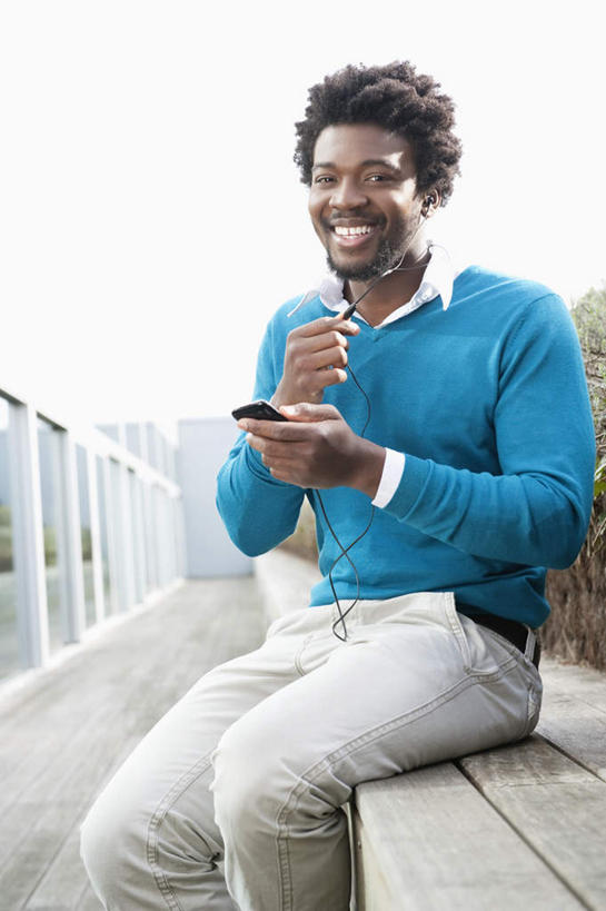 西方人,一个人,栏杆,坐,笑,微笑,露齿笑,竖图,室外,白天,正面,陶醉,快乐,满意,幸福,椅子,欧洲,非洲,黑人,欧洲人,仅一个男性,仅一个人,握,服装,朦胧,模糊,围栏,音响,音乐,音乐播放器,注视,休闲装,娱乐,护栏,仅一个年轻男性,衣服,耳机,观察,看,享受,休闲,休闲服,放松,握着,服饰,观看,察看,舒适,享乐,关注,MP3播放器,男人,男性,年轻男性,非洲人,坐着,半身,彩图,播放器,沉醉