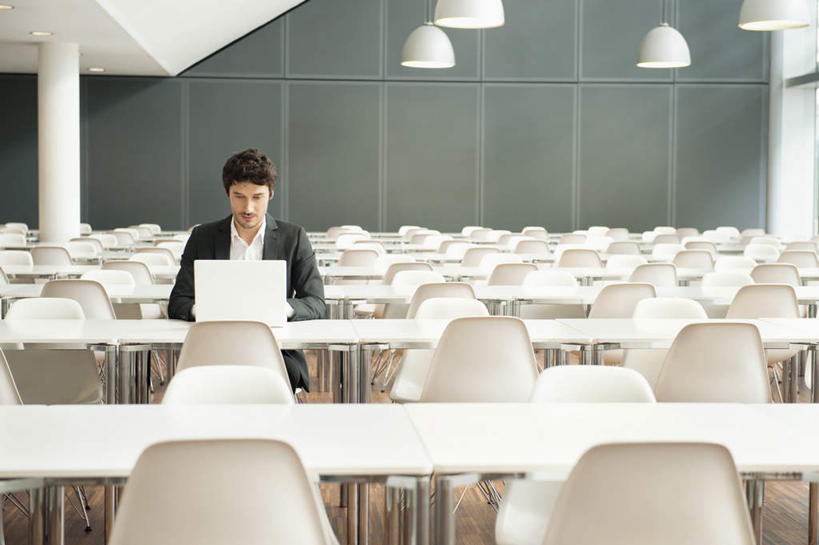 西方人,一个人,商务人士,商务男性,办公室,坐,横图,室内,白天,正面,衬衫,电脑,笔记本电脑,窗户,家具,落地窗,桌子,椅子,照明,欧洲,欧洲人,仅一个男性,仅一个人,仅一个中年男性,一排,许多,阴影,套装,整齐,反射,网络,影子,办公桌,墙,灯光,注视,通讯设备,顶灯,玻璃窗,墙壁,墙面,灯,排列,会议椅,灯具,低头,观察,看,观看,一台,办公椅,照亮,察看,无线,照明设备,队列,关注,通信设备,商务装,无线网络,无线上网,便携式电脑,工薪阶层,办公家具,商务椅,培训椅,垂头,手提电脑,男人,男性,中年男性,白种人,白领,上班族,坐着,彩图,全身,衬衣