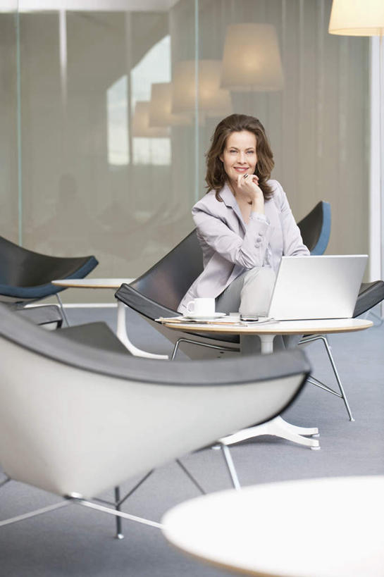 西方人,一个人,商务人士,商务女性,坐,竖图,室内,白天,正面,电脑,笔记本电脑,沙发,桌子,杯子,餐具,照明,欧洲,欧洲人,仅一个女性,仅一个人,敲打,阴影,套装,反射,网络,瓷器,碟子,盘,影子,墙,灯光,咖啡杯,陶瓷制品,注视,输入,通讯设备,顶灯,墙壁,墙面,灯,盘子,灯具,碟,打字,观察,看,仅一个中年女性,观看,点击,一台,敲击,照亮,察看,无线,照明设备,关注,瓷杯,通信设备,商务装,无线网络,布艺沙发,无线上网,便携式电脑,工薪阶层,按键,手提电脑,女人,女性,中年女性,白种人,白领,上班族,坐着,彩图,全身