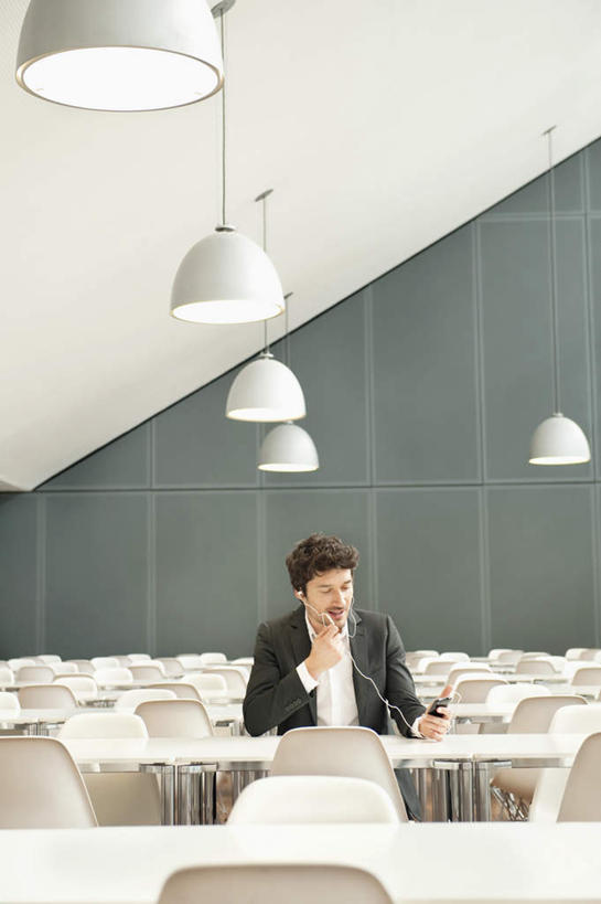 西方人,一个人,商务人士,商务男性,办公室,坐,打电话,竖图,室内,白天,正面,衬衫,快乐,满意,幸福,窗户,家具,落地窗,桌子,电话,手机,椅子,照明,欧洲,欧洲人,仅一个男性,仅一个人,仅一个中年男性,一排,许多,敲打,握,阴影,套装,整齐,反射,影子,办公桌,墙,灯光,音响,音乐,注视,娱乐,输入,通讯设备,顶灯,玻璃窗,墙壁,墙面,灯,排列,一个,耳机,会议椅,灯具,打字,低头,观察,看,享受,休闲,放松,握着,单个,观看,点击,敲击,办公椅,照亮,察看,舒适,享乐,照明设备,队列,关注,商务装,工薪阶层,一部,办公家具,商务椅,培训椅,垂头,交流,按键,男人,男性,中年男性,白种人,白领,上班族,沟通,通话,坐着,半身,彩图,衬衣