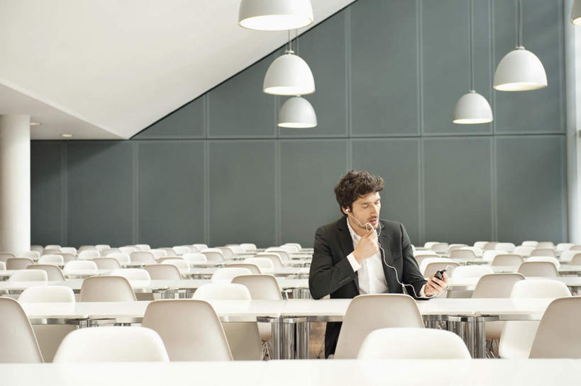 西方人,一个人,商务人士,商务男性,办公室,坐,打电话,横图,室内,白天,正面,衬衫,快乐,满意,幸福,窗户,家具,落地窗,桌子,电话,手机,椅子,照明,欧洲,欧洲人,仅一个男性,仅一个人,仅一个中年男性,一排,许多,敲打,握,阴影,套装,整齐,反射,影子,办公桌,墙,灯光,音响,音乐,注视,娱乐,输入,通讯设备,顶灯,玻璃窗,墙壁,墙面,灯,排列,一个,耳机,会议椅,灯具,打字,低头,观察,看,享受,休闲,放松,握着,单个,观看,点击,敲击,办公椅,照亮,察看,舒适,享乐,照明设备,队列,关注,商务装,工薪阶层,一部,办公家具,商务椅,培训椅,垂头,交流,按键,男人,男性,中年男性,白种人,白领,上班族,沟通,通话,坐着,半身,彩图,衬衣