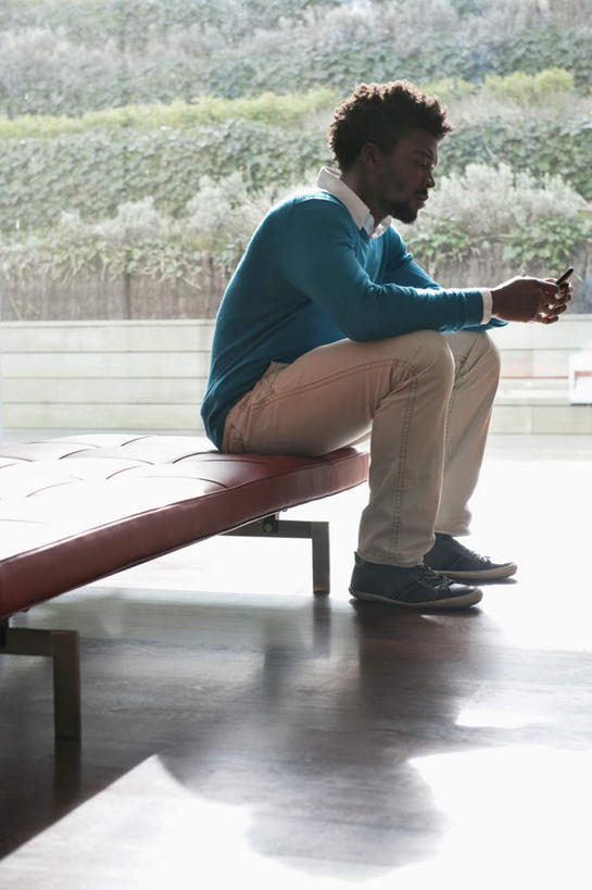 西方人,一个人,坐,打电话,竖图,室内,白天,侧面,草地,草坪,植物,窗户,落地窗,电话,手机,椅子,欧洲,非洲,黑人,欧洲人,仅一个男性,仅一个人,握,阴影,服装,反射,影子,注视,休闲装,通讯设备,玻璃窗,草,仅一个年轻男性,衣服,绿色,低头,观察,看,休闲,休闲服,握着,服饰,观看,察看,关注,一部,交流,男人,男性,年轻男性,非洲人,沟通,通话,坐着,彩图,全身