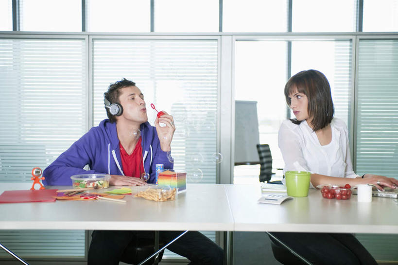 西方人,两个人,同事,商务人士,商务男性,商务女性,坐,横图,室内,白天,正面,衬衫,游戏,快乐,满意,幸福,成功,合作,团队,集体,信心,电脑,笔记本电脑,窗户,门,桌子,苹果,樱桃,餐具,水果,玩具,椅子,欧洲,欧洲人,敲打,握,阴影,套装,新鲜,反射,网络,棒棒糖,碟子,盘,影子,百叶窗,墙,生食,食品,糖,糖果,甜点,甜品,果实,音响,音乐,玩,扭头,注视,娱乐,输入,通讯设备,队伍,墙壁,墙面,食物,红色,盘子,耳机,会议椅,碟,门框,甜食,吹,打字,观察,看,转头,享受,休闲,放松,益智,握着,有机食品,绿色食品,观看,活动,点击,敲击,办公椅,察看,无线,领导,舒适,享乐,成就,发泄,关注,消遣,智力,通信设备,商务装,无线网络,合伙,领袖,泡泡机,无线上网,便携式电脑,工薪阶层,波板糖,宣泄,商务椅,培训椅,按键,手提电脑,男人,男性,年轻女性,女人,女性,中年男性,白种人,白领,上班族,樱珠,莺桃,英桃,楔桃,牛桃,荆桃,玩耍,嬉戏,坐着,半身,彩图,衬衣