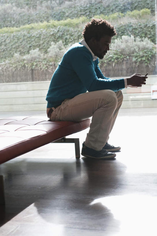 西方人,一个人,坐,打电话,竖图,室内,白天,侧面,草地,草坪,植物,窗户,落地窗,电话,手机,椅子,欧洲,非洲,黑人,欧洲人,仅一个男性,仅一个人,握,阴影,服装,反射,影子,注视,休闲装,通讯设备,玻璃窗,草,仅一个年轻男性,衣服,绿色,低头,观察,看,休闲,休闲服,握着,服饰,观看,察看,关注,一部,交流,男人,男性,年轻男性,非洲人,沟通,通话,坐着,彩图,全身