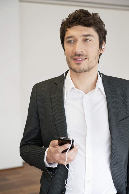 西方人,一个人,商务人士,商务男性,站,笑,打电话,微笑,露齿笑,竖图,室内,白天,正面,衬衫,快乐,满意,幸福,地板,电话,手机,欧洲,欧洲人,仅一个男性,仅一个人,仅一个中年男性,握,阴影,套装,反射,影子,墙,音响,地面,音乐,注视,娱乐,通讯设备,木地板,墙壁,墙面,一个,白色,耳机,观察,看,站着,享受,休闲,放松,握着,单个,观看,察看,舒适,享乐,关注,商务装,工薪阶层,一部,交流,男人,男性,中年男性,白种人,白领,上班族,沟通,通话,站立,半身,彩图,衬衣