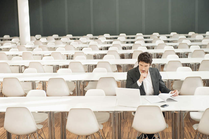 西方人,一个人,商务人士,商务男性,办公室,坐,打电话,横图,俯视,室内,白天,衬衫,窗户,家具,落地窗,桌子,电话,手机,椅子,照明,欧洲,欧洲人,仅一个男性,仅一个人,仅一个中年男性,一排,许多,撑,握,阴影,套装,整齐,反射,材料,档案,文件,影子,办公桌,墙,灯光,托腮,注视,通讯设备,顶灯,玻璃窗,墙壁,墙面,灯,排列,会议椅,资料,灯具,低头,观察,看,托,思考,握着,观看,办公椅,照亮,察看,照明设备,队列,关注,托下巴,文档,商务装,工薪阶层,一部,办公家具,商务椅,培训椅,思虑,垂头,交流,男人,男性,中年男性,白种人,白领,上班族,沟通,通话,坐着,彩图,高角度拍摄,全身,衬衣