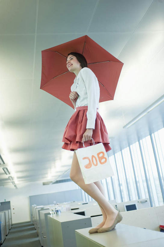 西方人,一个人,商务人士,商务女性,办公室,站,竖图,室内,白天,仰视,裙子,购物,消费,窗户,家具,落地窗,桌子,袋子,照明,欧洲,欧洲人,仅一个年轻女性,仅一个女性,仅一个人,一把,一排,许多,阴影,套装,整齐,光线,包装袋,伞,手提袋,影子,雨伞,遮阳伞,办公桌,灯光,购物袋,拎,注视,阳伞,顶灯,玻璃窗,灯,排列,红色,灯具,观察,看,站着,金融,短裙,观看,半身裙,照亮,察看,太阳伞,照明设备,队列,购买,关注,商务装,贸易,工薪阶层,办公家具,年轻女性,女人,女性,白种人,白领,上班族,站立,彩图,低角度拍摄,全身,拎着