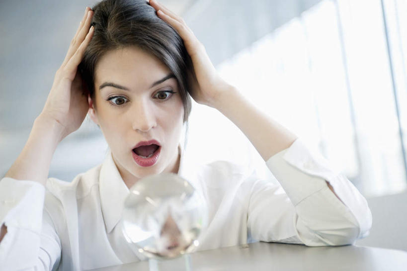 西方人,一个人,商务人士,商务女性,办公室,坐,横图,室内,白天,正面,窗户,家具,落地窗,桌子,欧洲,欧洲人,仅一个年轻女性,仅一个女性,仅一个人,抱头,阴影,套装,惊讶,朦胧,模糊,透明,反射,影子,办公桌,水晶,玻璃窗,一个,张嘴,球体,水晶球,单个,惊奇,商务装,张大嘴巴,工薪阶层,办公家具,捧首,捧头,年轻女性,女人,女性,白种人,白领,上班族,张开嘴,坐着,半身,彩图