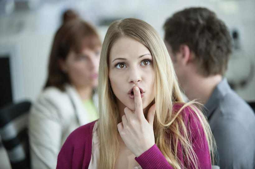 西方人,手,三个人,同事,商务人士,商务男性,商务女性,坐,横图,室内,白天,正面,衬衫,成功,合作,团队,集体,信心,椅子,欧洲,欧洲人,阴影,套装,服装,朦胧,模糊,反射,影子,木椅,墙,注视,休闲装,队伍,相视,墙壁,墙面,衣服,观察,看,休闲,面对面,手部,休闲服,遮,遮掩,服饰,观看,对视,单手,察看,领导,掩盖,互视,遮挡,成就,关注,相对,商务装,合伙,领袖,工薪阶层,遮盖,相看,掩饰,男人,男性,年轻女性,女人,女性,中年男性,白种人,白领,上班族,坐着,半身,彩图,衬衣