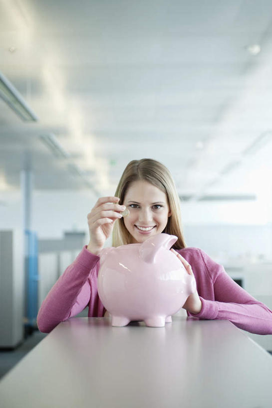 西方人,一个人,商务人士,商务女性,办公室,坐,笑,微笑,露齿笑,竖图,室内,白天,正面,钱,家具,桌子,照明,欧洲,欧洲人,仅一个年轻女性,仅一个女性,仅一个人,阴影,套装,朦胧,模糊,光线,钱币,影子,办公桌,墙,走道,走廊,过道,灯光,注视,顶灯,墙壁,墙面,灯,一个,粉色,白色,容器,灯具,观察,看,储蓄罐,器皿,储蓄,存钱,金融,理财,经济,单个,观看,照亮,察看,资金,存钱罐,照明设备,关注,商务装,存款,流通,贸易,工薪阶层,贮钱罐,储钱罐,扑满,办公家具,货币,现金,硬币,年轻女性,女人,女性,白种人,白领,上班族,抛,扔,坐着,半身,彩图