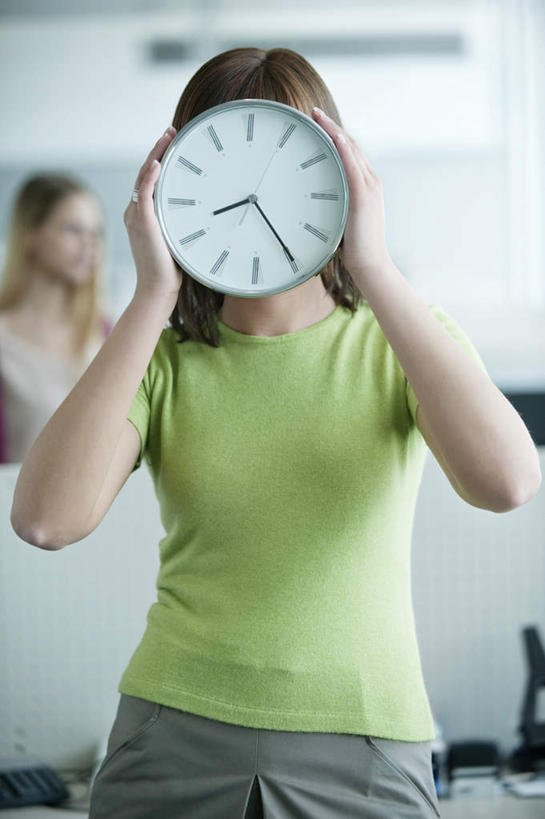 西方人,两个人,同事,商务人士,商务女性,站,竖图,室内,白天,正面,成功,合作,团队,集体,信心,欧洲,欧洲人,握,阴影,套装,朦胧,模糊,时间,反射,时钟,影子,墙,计时,队伍,墙壁,墙面,一个,白色,挂钟,钟表,站着,表,握着,遮,遮掩,单个,领导,掩盖,遮挡,成就,商务装,合伙,领袖,工薪阶层,遮盖,掩饰,年轻女性,女人,女性,白种人,白领,上班族,钟,站立,半身,彩图