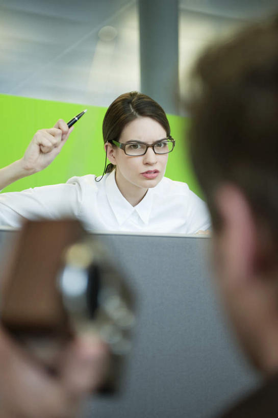 西方人,背部,两个人,同事,商务人士,商务男性,商务女性,坐,举,竖图,室内,白天,正面,衬衫,成功,合作,团队,集体,信心,窗户,欧洲,欧洲人,一副,阴影,套装,生气,朦胧,模糊,反射,笔,眼镜,影子,墙,办公用品,注视,设备,队伍,玻璃窗,墙壁,墙面,文具,一个,学习用品,收音机,观察,看,托,愤怒,单个,观看,恼怒,文具用品,一支,信号,无线电,察看,领导,愤慨,怒气,气愤,成就,发怒,关注,怒火,广播,商务装,情绪,合伙,领袖,脾气,近视眼镜,工薪阶层,忿怒,怨恨,强烈,无线电技术,气忿,愤恨,肝火,激动,男人,男性,年轻女性,女人,女性,中年男性,白种人,白领,上班族,举起,举手,举着,向上举,向上伸,向上托,坐着,半身,彩图,衬衣