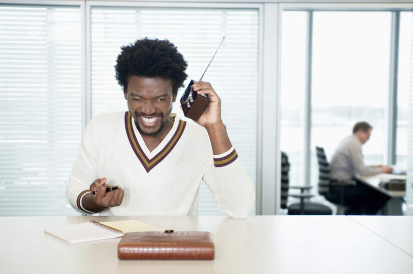 西方人,两个人,同事,商务人士,商务男性,办公室,坐,闭眼,笑,微笑,露齿笑,横图,室内,白天,正面,衬衫,成功,合作,团队,集体,信心,窗户,家具,桌子,椅子,欧洲,非洲,黑人,欧洲人,敲打,阴影,套装,朦胧,模糊,反射,材料,档案,文件,影子,百叶窗,办公桌,设备,输入,队伍,会议椅,收音机,资料,打字,点击,敲击,办公椅,信号,无线电,领导,成就,广播,文档,商务装,合伙,领袖,工薪阶层,办公家具,商务椅,培训椅,无线电技术,按键,男人,男性,年轻男性,白种人,非洲人,白领,上班族,闭眼睛,闭着眼,闭着眼睛,坐着,半身,彩图,衬衣