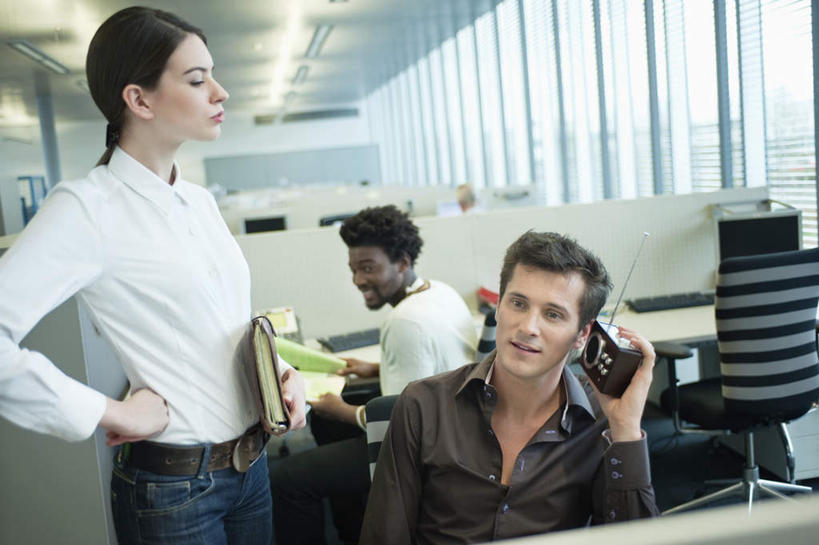 西方人,三个人,同事,商务人士,商务男性,商务女性,办公室,站,坐,横图,室内,白天,正面,衬衫,成功,合作,团队,集体,信心,窗户,家具,桌子,照明,欧洲,非洲,黑人,欧洲人,一排,许多,握,阴影,套装,整齐,光线,材料,档案,文件,影子,办公桌,灯光,听,扭头,注视,设备,手叉腰,队伍,顶灯,玻璃窗,灯,排列,收音机,资料,灯具,叉腰,观察,看,站着,转头,握着,观看,照亮,信号,无线电,察看,领导,照明设备,成就,队列,关注,广播,文档,商务装,合伙,领袖,工薪阶层,办公家具,无线电技术,男人,男性,年轻女性,女人,女性,中年男性,白种人,非洲人,白领,上班族,站立,坐着,半身,彩图,衬衣