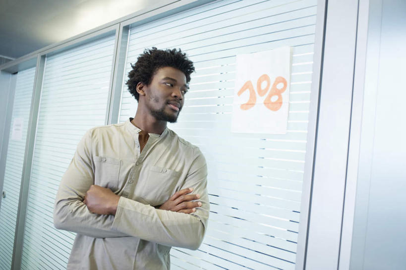 西方人,一个人,商务人士,商务男性,站,双手交叉,横图,室内,白天,正面,衬衫,窗户,欧洲,非洲,黑人,欧洲人,仅一个男性,仅一个人,阴影,套装,反射,英文,标志,文字,影子,字符,字母,百叶窗,扭头,注视,标识,仅一个年轻男性,观察,看,站着,转头,观看,英文字母,察看,双手抱胸,关注,商务装,工薪阶层,男人,男性,年轻男性,非洲人,白领,上班族,站立,半身,彩图,衬衣