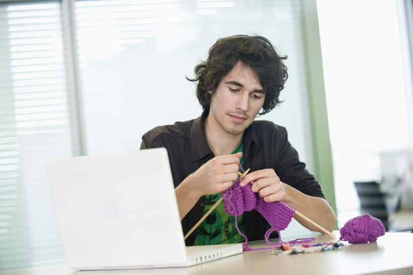 西方人,一个人,商务人士,商务男性,办公室,坐,横图,室内,白天,正面,毛衣,衬衫,电脑,笔记本电脑,窗户,家具,桌子,欧洲,欧洲人,仅一个男性,仅一个人,握,阴影,套装,编织,反射,网络,影子,百叶窗,办公桌,注视,通讯设备,针,仅一个年轻男性,紫色,观察,看,握着,观看,一台,察看,无线,关注,通信设备,商务装,无线网络,线衫,无线上网,便携式电脑,工薪阶层,毛衣针,办公家具,编织针,手提电脑,男人,男性,年轻男性,白种人,白领,上班族,坐着,半身,彩图,衬衣,绒衣,套衫,套头毛衣,线衣