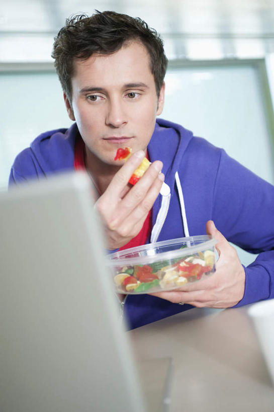 西方人,一个人,商务人士,商务男性,办公室,坐,捧,吃,竖图,室内,白天,正面,衬衫,电脑,笔记本电脑,桌子,玻璃,欧洲,欧洲人,仅一个男性,仅一个人,仅一个中年男性,一堆,许多,握,阴影,堆叠,堆积,套装,朦胧,模糊,反射,网络,影子,墙,食品,糖,糖果,甜点,甜品,软糖,注视,通讯设备,墙壁,墙面,玻璃制品,食物,容器,碗,甜食,观察,看,握着,观看,储藏,堆,一台,察看,无线,储存,关注,通信设备,商务装,无线网络,无线上网,便携式电脑,工薪阶层,手提电脑,男人,男性,中年男性,白种人,白领,上班族,端,端着,嚼,捧着,食,手捧,坐着,半身,彩图,衬衣,贮存