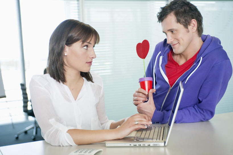 西方人,两个人,同事,商务人士,商务男性,商务女性,办公室,站,坐,横图,室内,白天,正面,衬衫,爱情,成功,合作,团队,集体,信心,电脑,笔记本电脑,窗户,家具,桌子,椅子,欧洲,欧洲人,敲打,握,阴影,套装,爱心,反射,网络,影子,办公桌,墙,浪漫,注视,输入,通讯设备,队伍,玻璃窗,墙壁,墙面,会议椅,打字,观察,看,靠,靠着,站着,温暖,温馨,心形,恩爱,握着,观看,点击,一台,敲击,办公椅,和睦,察看,无线,领导,成就,关注,通信设备,商务装,无线网络,合伙,领袖,无线上网,便携式电脑,工薪阶层,办公家具,商务椅,培训椅,按键,手提电脑,男人,男性,年轻女性,女人,女性,中年男性,白种人,心型,白领,上班族,站立,坐着,半身,彩图,衬衣,融洽