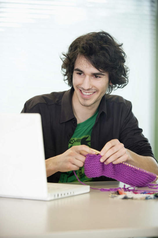 西方人,一个人,商务人士,商务男性,办公室,坐,笑,微笑,露齿笑,竖图,室内,白天,正面,毛衣,衬衫,电脑,笔记本电脑,窗户,家具,桌子,欧洲,欧洲人,仅一个男性,仅一个人,握,阴影,套装,编织,反射,网络,影子,百叶窗,办公桌,注视,通讯设备,针,仅一个年轻男性,紫色,观察,看,握着,观看,一台,察看,无线,关注,通信设备,商务装,无线网络,线衫,无线上网,便携式电脑,工薪阶层,毛衣针,办公家具,编织针,手提电脑,男人,男性,年轻男性,白种人,白领,上班族,坐着,半身,彩图,衬衣,绒衣,套衫,套头毛衣,线衣