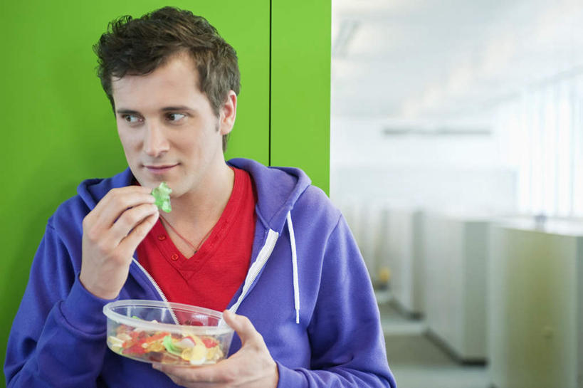 西方人,一个人,商务人士,商务男性,办公室,站,笑,微笑,横图,室内,白天,正面,玻璃,欧洲,欧洲人,仅一个男性,仅一个人,仅一个中年男性,一堆,许多,握,阴影,堆叠,堆积,服装,朦胧,模糊,反射,影子,墙,走道,走廊,过道,食品,糖,糖果,甜点,甜品,软糖,注视,休闲装,墙壁,墙面,玻璃制品,食物,一个,衣服,蓝色,绿色,白色,容器,碗,甜食,观察,看,站着,休闲,休闲服,连帽衫,握着,服饰,单个,观看,储藏,堆,察看,储存,关注,帽衫,工薪阶层,男人,男性,中年男性,白种人,白领,上班族,站立,半身,彩图,贮存