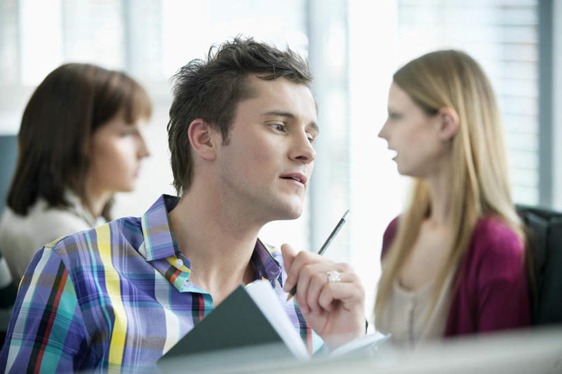 西方人,三个人,同事,商务人士,商务男性,商务女性,办公室,坐,笑,说,微笑,横图,室内,白天,正面,衬衫,讨论,成功,合作,团队,集体,信心,窗户,书籍,椅子,欧洲,欧洲人,一本,阴影,套装,朦胧,模糊,反射,笔,影子,墙,办公用品,注视,队伍,玻璃窗,相视,墙壁,墙面,文具,会议椅,学习用品,观察,看,面对面,观看,对视,办公椅,文具用品,一支,察看,领导,互视,成就,关注,相对,商务装,合伙,领袖,工薪阶层,相看,商务椅,培训椅,交流,男人,男性,年轻女性,女人,女性,中年男性,白种人,白领,上班族,书,图书,沟通,讲话,交谈,商讨,说话,谈话,坐着,半身,彩图,衬衣