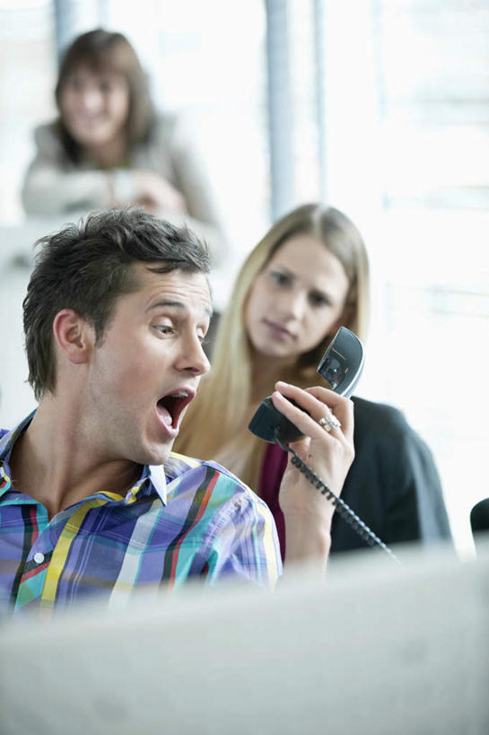 西方人,三个人,同事,商务人士,商务男性,商务女性,办公室,坐,笑,打电话,微笑,竖图,室内,白天,正面,衬衫,成功,合作,团队,集体,信心,窗户,电话,椅子,欧洲,欧洲人,握,阴影,套装,生气,朦胧,模糊,反射,影子,墙,注视,通讯设备,队伍,玻璃窗,墙壁,墙面,一个,话筒,会议椅,观察,看,张嘴,电话线,握着,愤怒,单个,观看,恼怒,办公椅,察看,领导,固定电话,愤慨,怒气,气愤,成就,发怒,关注,怒火,商务装,情绪,合伙,领袖,脾气,张大嘴巴,工薪阶层,忿怒,怨恨,强烈,商务椅,培训椅,气忿,愤恨,肝火,激动,交流,男人,男性,年轻女性,女人,女性,中年男性,白种人,白领,上班族,电话机,张开嘴,沟通,通话,坐着,半身,彩图,衬衣