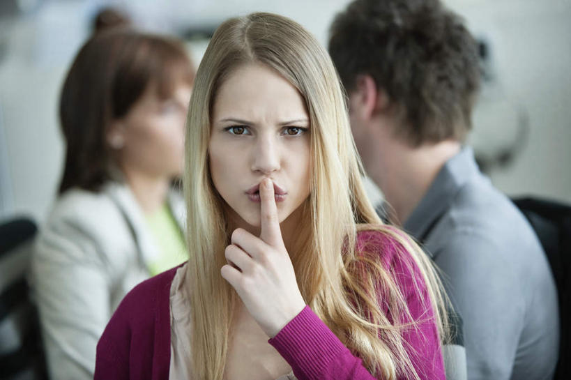 西方人,手,三个人,同事,商务人士,商务男性,商务女性,坐,横图,室内,白天,正面,衬衫,成功,合作,团队,集体,信心,椅子,欧洲,欧洲人,阴影,套装,服装,朦胧,模糊,反射,影子,木椅,墙,注视,休闲装,队伍,相视,墙壁,墙面,衣服,观察,看,休闲,面对面,手部,休闲服,遮,遮掩,服饰,观看,对视,单手,察看,领导,掩盖,互视,遮挡,成就,关注,相对,商务装,合伙,领袖,工薪阶层,遮盖,相看,掩饰,男人,男性,年轻女性,女人,女性,中年男性,白种人,白领,上班族,坐着,半身,彩图,衬衣