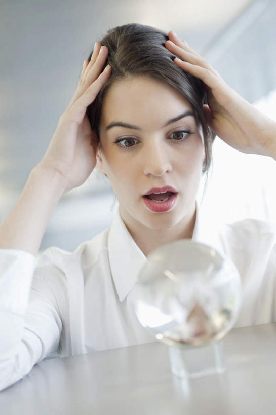 西方人,一个人,商务人士,商务女性,办公室,坐,竖图,室内,白天,正面,窗户,家具,落地窗,桌子,欧洲,欧洲人,仅一个年轻女性,仅一个女性,仅一个人,抱头,阴影,套装,惊讶,朦胧,模糊,透明,反射,影子,办公桌,水晶,玻璃窗,一个,张嘴,球体,水晶球,单个,惊奇,商务装,张大嘴巴,工薪阶层,办公家具,捧首,捧头,年轻女性,女人,女性,白种人,白领,上班族,张开嘴,坐着,半身,彩图