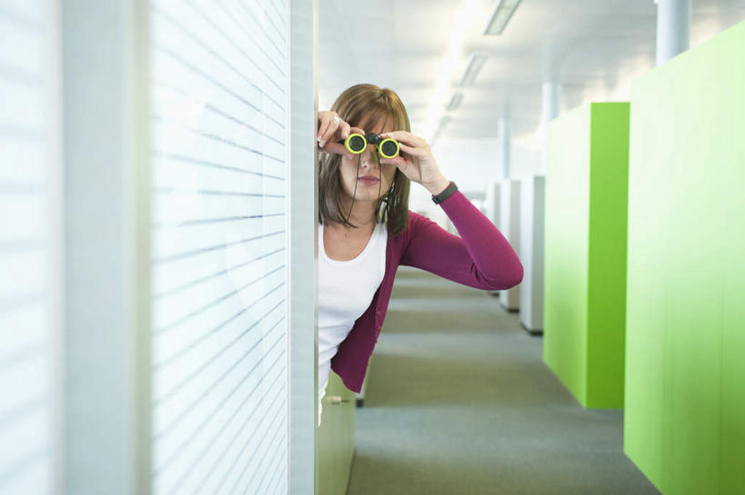 西方人,一个人,商务人士,商务女性,办公室,站,横图,室内,白天,正面,仪器,科技,家具,桌子,照明,欧洲,欧洲人,仅一个年轻女性,仅一个女性,仅一个人,眺望,握,阴影,套装,检查,朦胧,模糊,研究,反射,分析,光线,科学,望远镜,影子,办公桌,墙,走道,走廊,过道,灯光,注视,顶灯,墙壁,墙面,灯,一个,白色,灯具,观察,看,站着,清晰,探索,握着,放大,单个,观看,仔细,照亮,科研,察看,科学技术,瞭望,聚焦,照明设备,关注,商务装,工薪阶层,远视镜,瞭望镜,办公家具,光学,清楚,年轻女性,女人,女性,白种人,白领,上班族,站立,半身,彩图,光学仪器,千里镜