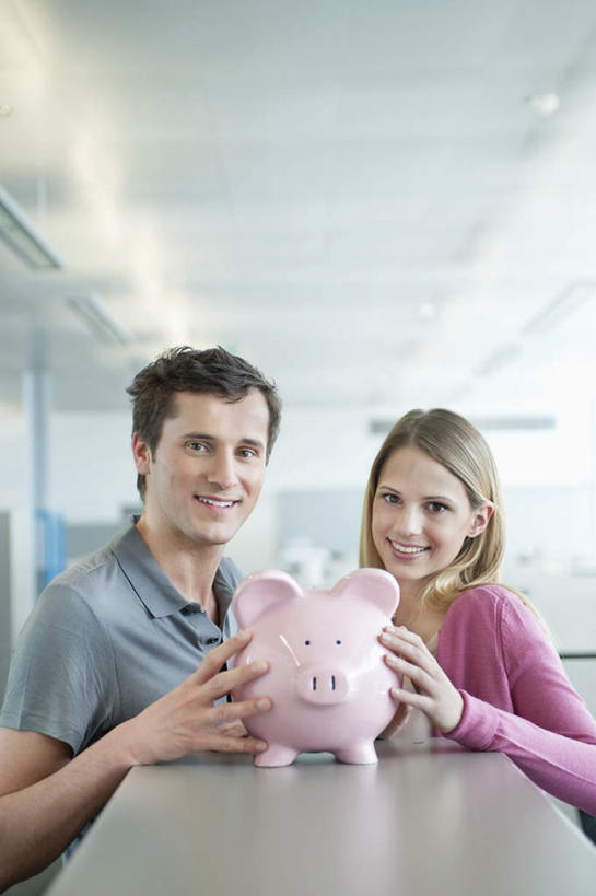 西方人,两个人,同事,商务人士,商务男性,商务女性,办公室,站,笑,微笑,露齿笑,竖图,室内,白天,正面,衬衫,成功,合作,团队,集体,信心,天花板,照明,欧洲,欧洲人,握,阴影,套装,光线,影子,墙,灯光,注视,队伍,顶灯,墙壁,墙面,灯,一个,粉色,容器,灯具,观察,看,站着,储蓄罐,器皿,储蓄,存钱,搭,握着,金融,理财,经济,单个,观看,照亮,察看,领导,资金,存钱罐,照明设备,成就,搭着,关注,商务装,存款,合伙,领袖,流通,贸易,工薪阶层,贮钱罐,储钱罐,扑满,男人,男性,年轻女性,女人,女性,中年男性,白种人,白领,上班族,站立,半身,彩图,衬衣