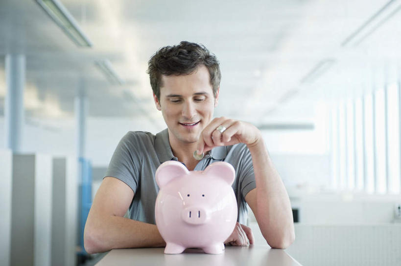 西方人,一个人,商务人士,商务男性,办公室,坐,笑,微笑,露齿笑,横图,室内,白天,正面,衬衫,钱,家具,桌子,照明,欧洲,欧洲人,仅一个男性,仅一个人,仅一个中年男性,阴影,套装,朦胧,模糊,光线,钱币,影子,办公桌,墙,走道,走廊,过道,灯光,注视,顶灯,墙壁,墙面,灯,一个,粉色,白色,容器,灯具,观察,看,储蓄罐,器皿,储蓄,存钱,金融,理财,经济,单个,观看,照亮,察看,资金,存钱罐,照明设备,关注,商务装,存款,流通,贸易,工薪阶层,贮钱罐,储钱罐,扑满,办公家具,货币,现金,硬币,男人,男性,中年男性,白种人,白领,上班族,抛,扔,坐着,半身,彩图,衬衣