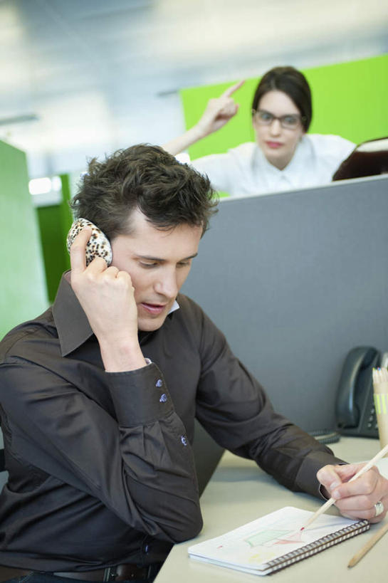 西方人,两个人,同事,商务人士,商务男性,商务女性,办公室,站,坐,说,打电话,竖图,室内,白天,正面,衬衫,讨论,成功,合作,团队,集体,信心,家具,桌子,电话,手机,照明,欧洲,欧洲人,一副,握,阴影,套装,生气,光线,笔,材料,档案,文件,眼镜,影子,办公桌,墙,灯光,办公用品,注视,通讯设备,队伍,顶灯,墙壁,墙面,灯,文具,学习用品,资料,灯具,低头,观察,看,站着,握着,愤怒,观看,恼怒,文具用品,照亮,察看,领导,愤慨,怒气,气愤,照明设备,成就,发怒,关注,怒火,文档,商务装,情绪,合伙,领袖,脾气,近视眼镜,工薪阶层,一部,忿怒,怨恨,办公家具,强烈,垂头,气忿,愤恨,肝火,激动,交流,男人,男性,女人,女性,中年男性,中年女性,白种人,白领,上班族,沟通,讲话,交谈,商讨,说话,谈话,通话,站立,坐着,半身,彩图,衬衣